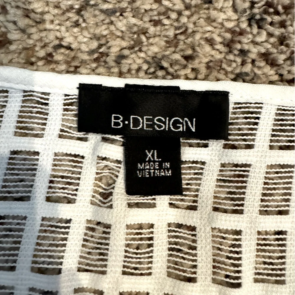 B. Design Size XL White Top - Picture 6 of 8